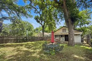 2506 E Cesar Chavez St, Austin, TX 78702 - Photo 23