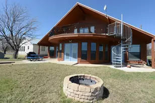 746 E Island Dr, Bluffton, TX 78607 - Photo 5