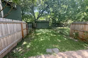 309 S Guadalupe St, Lockhart, TX 78644 - Photo 9