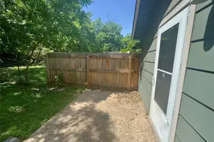 309 S Guadalupe St, Lockhart, TX 78644 - Photo 11