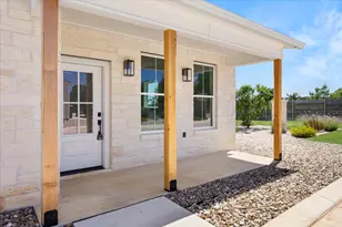 802 S Creek St, Fredericksburg, TX 78624 - Photo 3