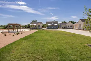 802 S Creek St, Fredericksburg, TX 78624 - Photo 19