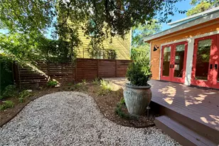 1211 E 2nd St, Austin, TX 78702 - Photo 37