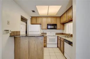 806 W 24th St, Austin, TX 78705 - Photo 9