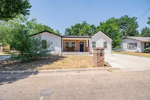 1704 N Hoover Ave, Cameron, TX 76520 - Photo 1