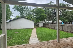 804 Hudgins St, Smithville, TX 78957 - Photo 9