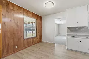 811 Nixon St, Lockhart, TX 78644 - Photo 5