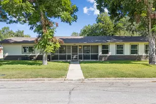 811 Nixon St, Lockhart, TX 78644 - Photo 1