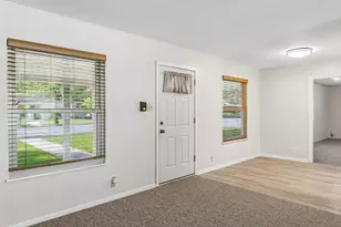 811 Nixon St, Lockhart, TX 78644 - Photo 5