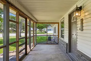 811 Nixon St, Lockhart, TX 78644 - Photo 3