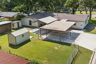 811 Nixon St, Lockhart, TX 78644 - Photo 3