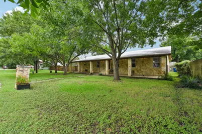 205 N Avenue E, Elgin, TX 78621 - Photo 35