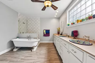 205 N Avenue E, Elgin, TX 78621 - Photo 17
