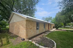 1401 Trinity St, Lockhart, TX 78644 - Photo 25