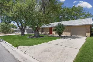 1401 Trinity St, Lockhart, TX 78644 - Photo 3