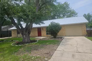 1401 Trinity St, Lockhart, TX 78644 - Photo 3