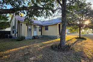 401 N Pecan St, Moulton, TX 77975 - Photo 3