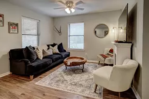 504 Hickory St, Smithville, TX 78957 - Photo 7