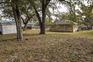 504 Hickory St, Smithville, TX 78957 - Photo 25