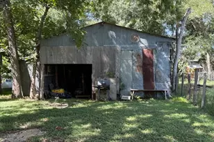 413 SW 1st St, Waelder, TX 78959 - Photo 3