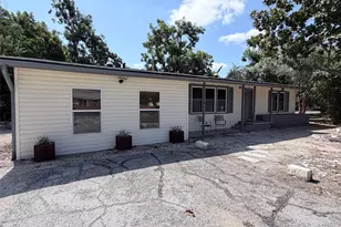 605 W 11th St, Elgin, TX 78621 - Photo 3