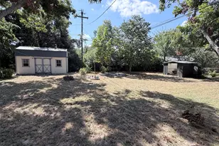 605 W 11th St, Elgin, TX 78621 - Photo 33