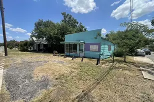 919 W 4th St, Taylor, TX 76574 - Photo 3