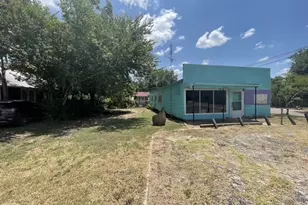 919 W 4th St, Taylor, TX 76574 - Photo 5