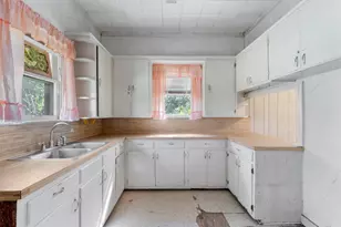 1104 E Umlang St, Thorndale, TX 76577 - Photo 9