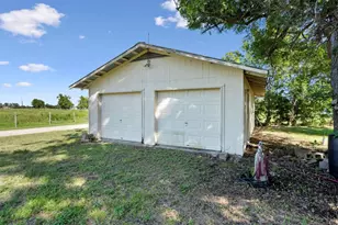 1104 E Umlang St, Thorndale, TX 76577 - Photo 25