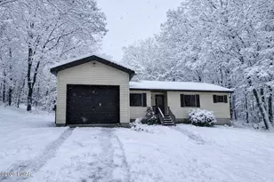 214 Lower Lakeview Dr, Hawley, PA 18428 - Photo 1