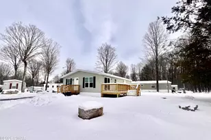 115 Middle Rd, Greentown, PA 18426 - Photo 3