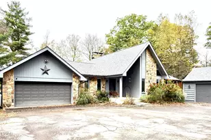 122 Waterfront Dr, Greentown, PA 18426 - Photo 1