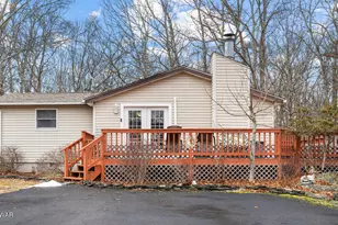 1030 Bear Dr, Bushkill, PA 18324 - Photo 1