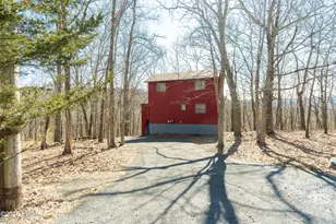 5231 Woodbridge Dr E, Bushkill, PA 18324 - Photo 1