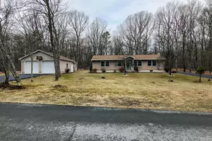 103 Forest Ct, Hawley, PA 18428 - Photo 3