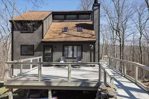 109 Essex Ct, Bushkill, PA 18302 - Photo 1