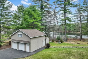 135 Hemlock Point Ct, Hawley, PA 18428 - Photo 3