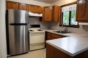 1042 Maplewood Dr, Newfoundland, PA 18445 - Photo 9