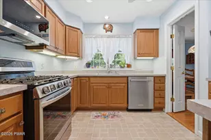804 Waxwing Ct, Hawley, PA 18428 - Photo 9