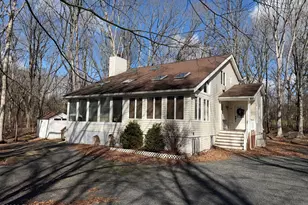 811 Paddock Ct, Hawley, PA 18428 - Photo 1