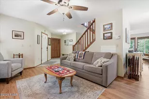 110 Woodmont Cir, Greentown, PA 18426 - Photo 9