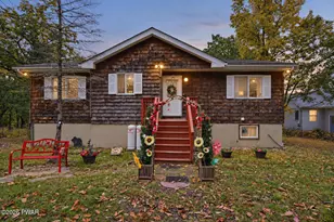 160 Hummingbird Trl, Bushkill, PA 18324 - Photo 1