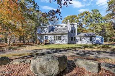 2124 Oaktree Ln, Bushkill, PA 18324 - Photo 1