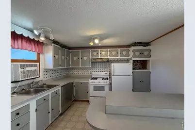 431 W Strohm St, Haxtun, CO 80731 - Photo 5