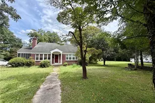 209 S Patterson St, Maxton, NC 28364 - Photo 1