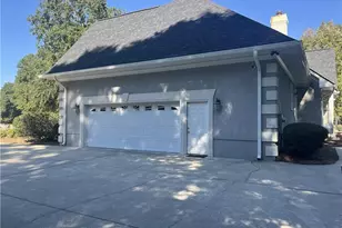 605 Yorkshire Pl, Lumberton, NC 28358 - Photo 3