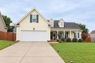 1533 Seabiscuit Dr, Hope Mills, NC 28371 - Photo 1