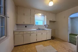 309 W Silver St, Wapakoneta, OH 45895 - Photo 9