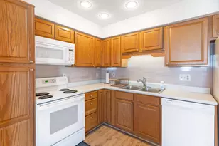 1238 Hollowbrook Dr, Dayton, OH 45458 - Photo 9
